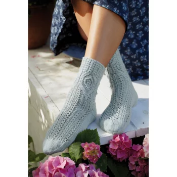 Socks with diamond pattern R013
